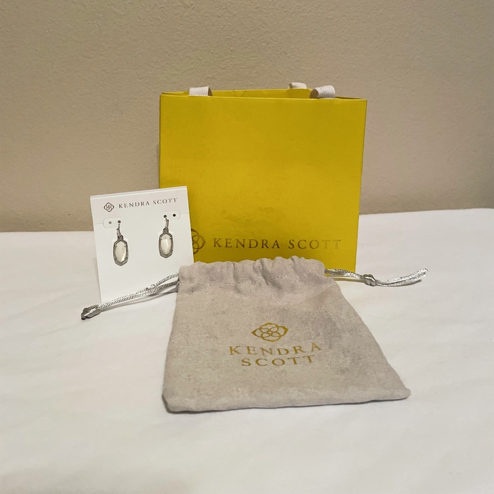 NWT KENDRA SCOTT LEE DROP EARRINGS IN SILVER IVORY MOP